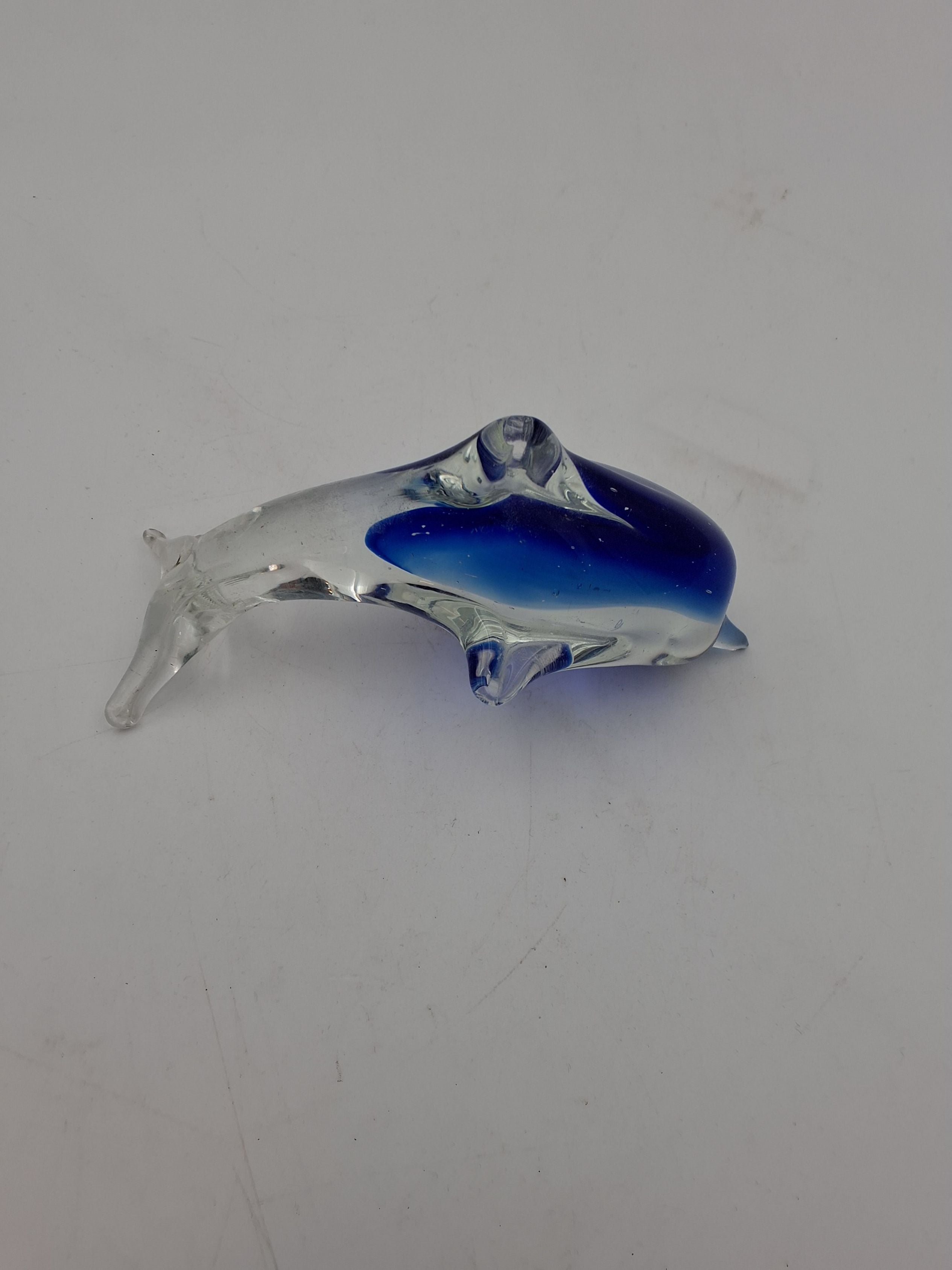 Glasdelfin i hvid og blå glas