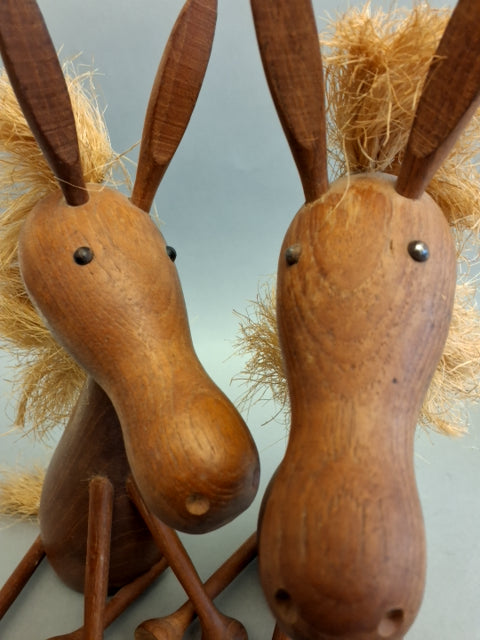 Træfigurer i maghoni, 2 heste