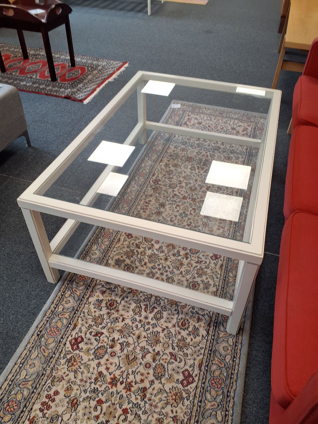 Sofa glasbord med hylde og hvidt træ stel