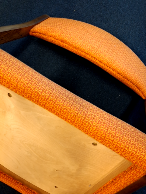 Dansk design stol med orange betræk