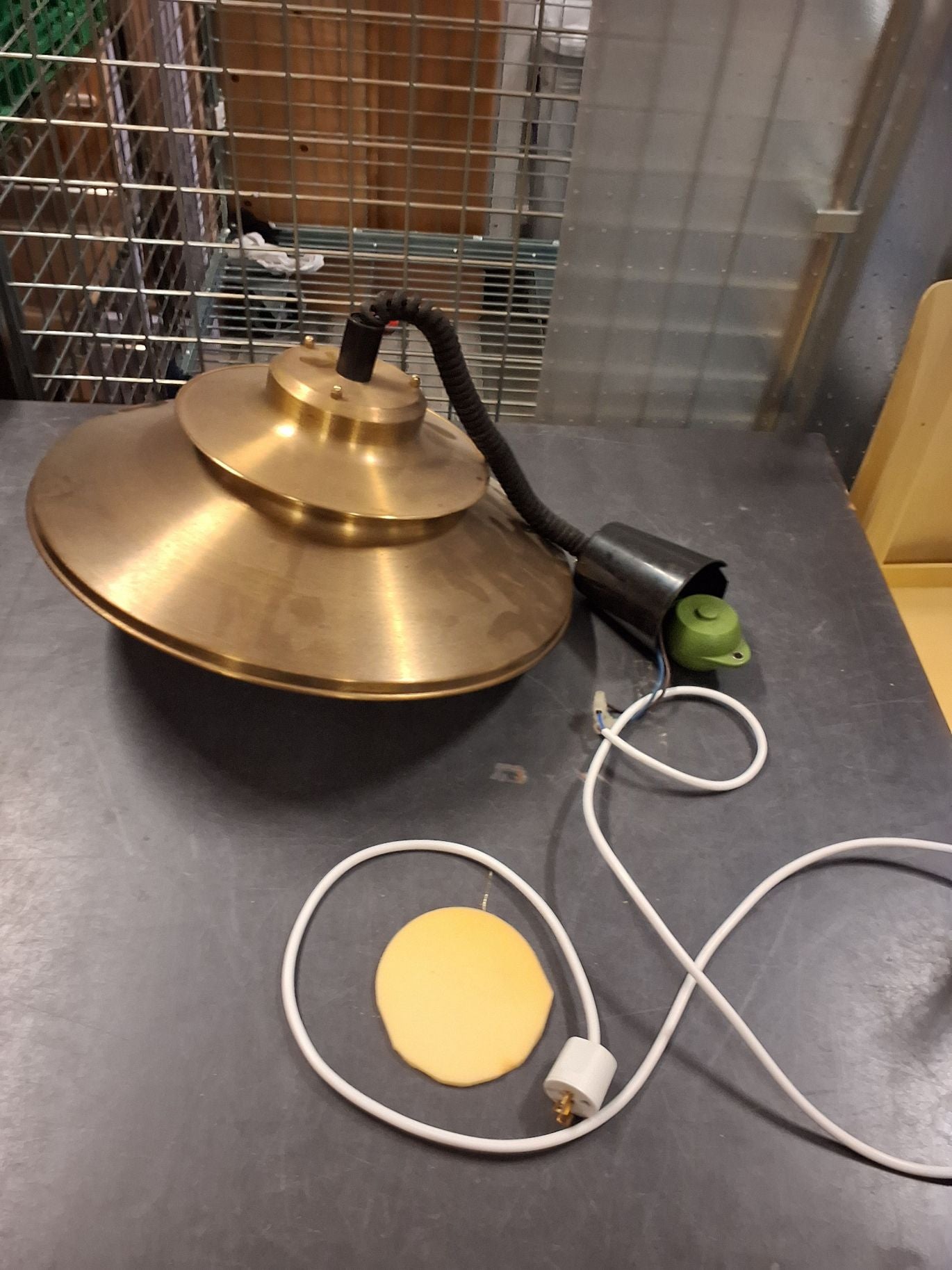 Rund gylden lampe