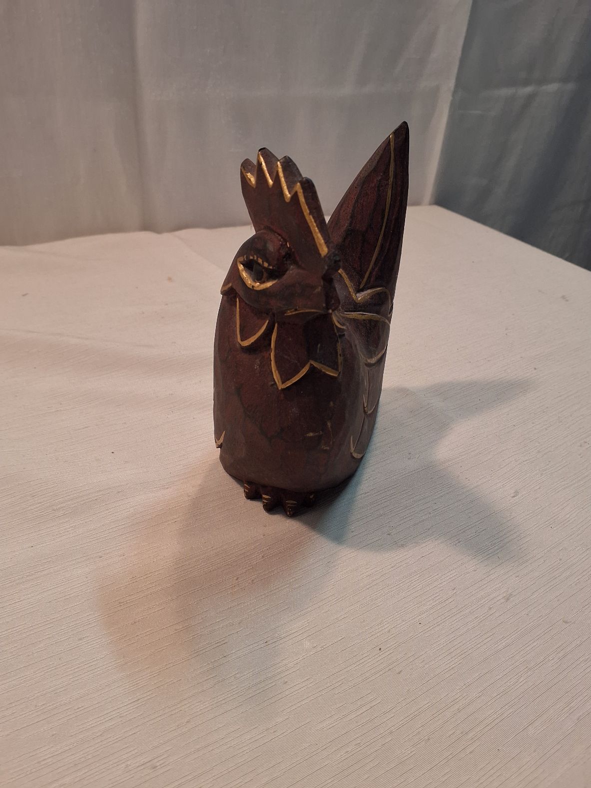 Håndskåret høne