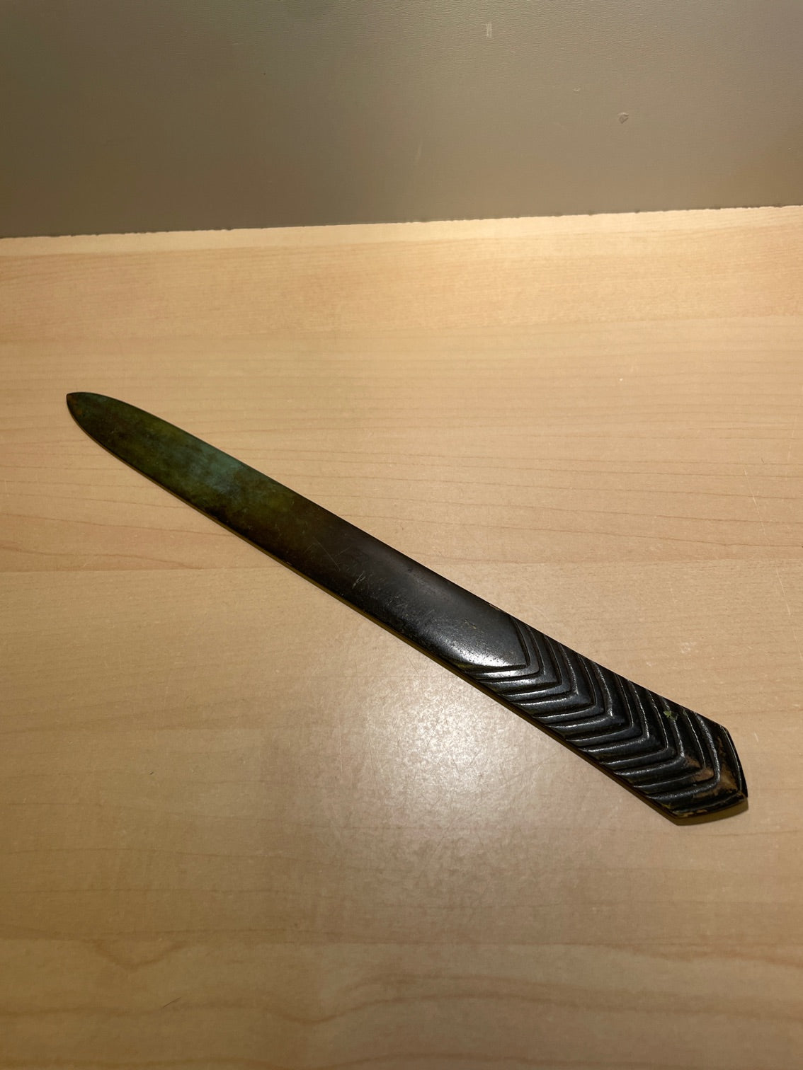 Brevåbner i grønpatineret bronze