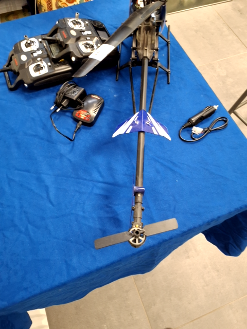 Modelhelikopter med oplader og styreudstyr