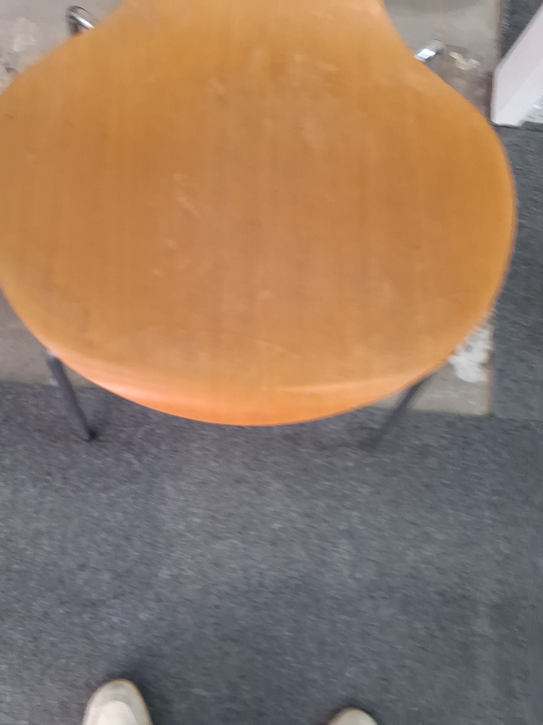 Klassisk stol med 4 stålben mangler gummi på stolebenene