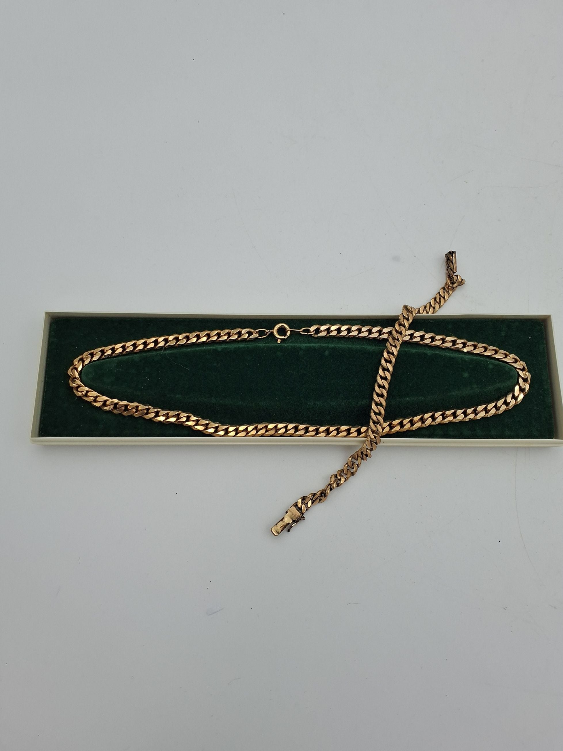 Guldfarvet halskæde og armbånd