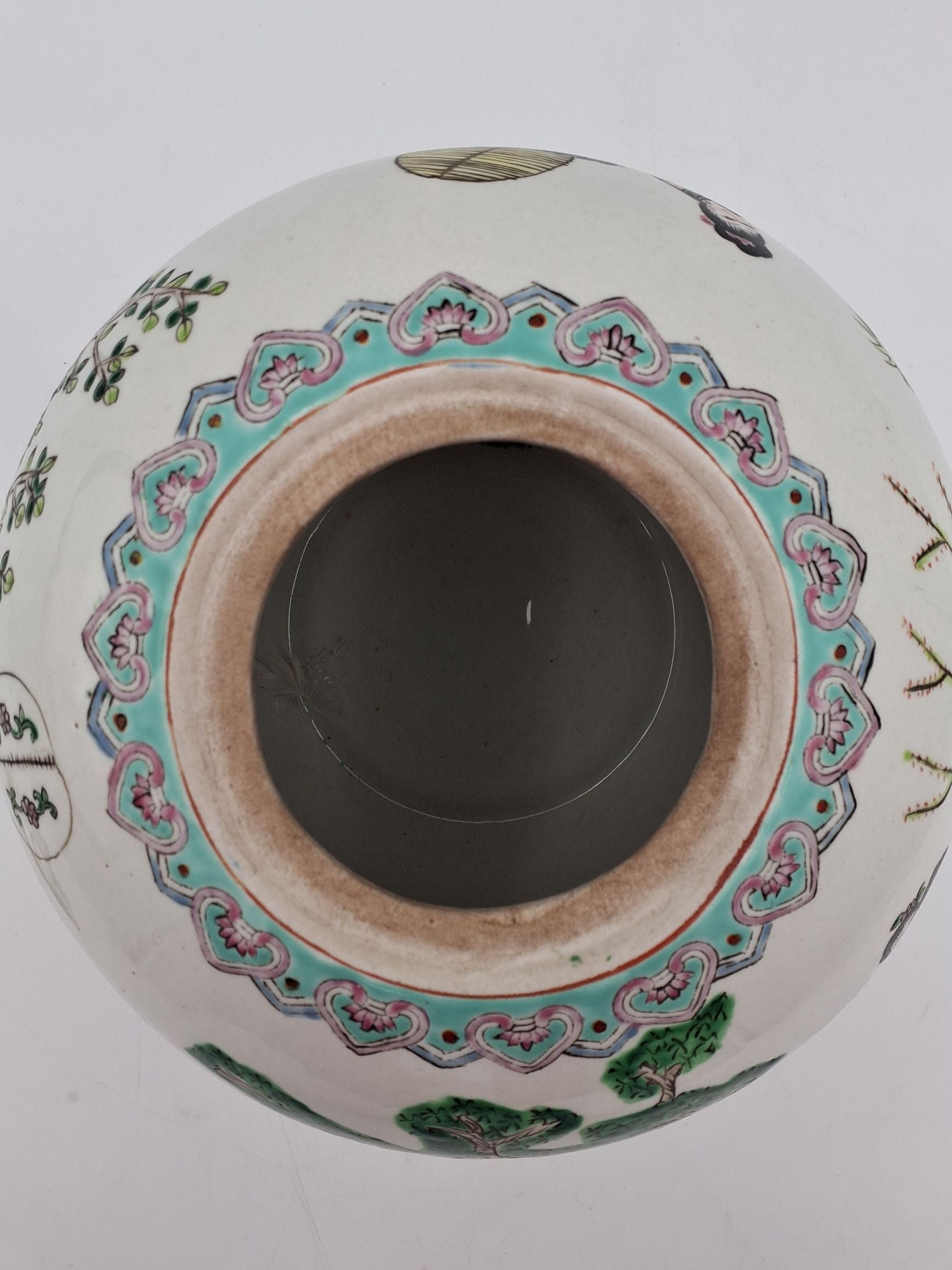 2. Famille Rose porcelænskrukke