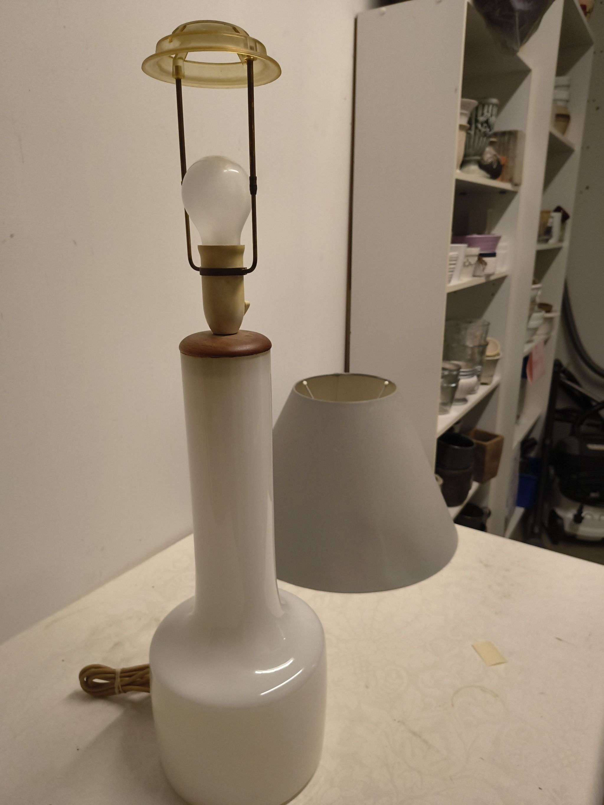 Hvid opalglas med grå skærm total højde 75 cm