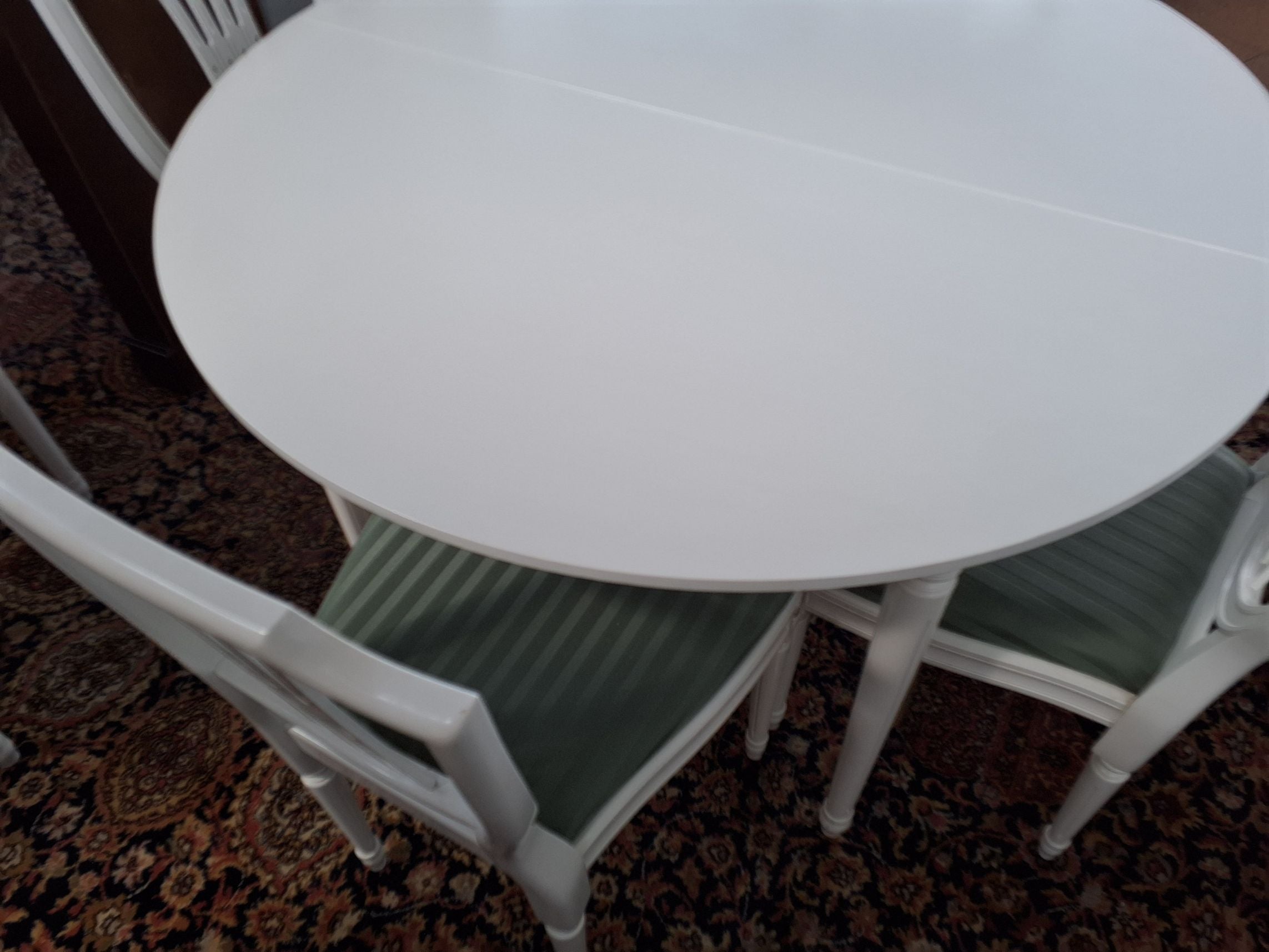 Hvidt bord og 6 stole