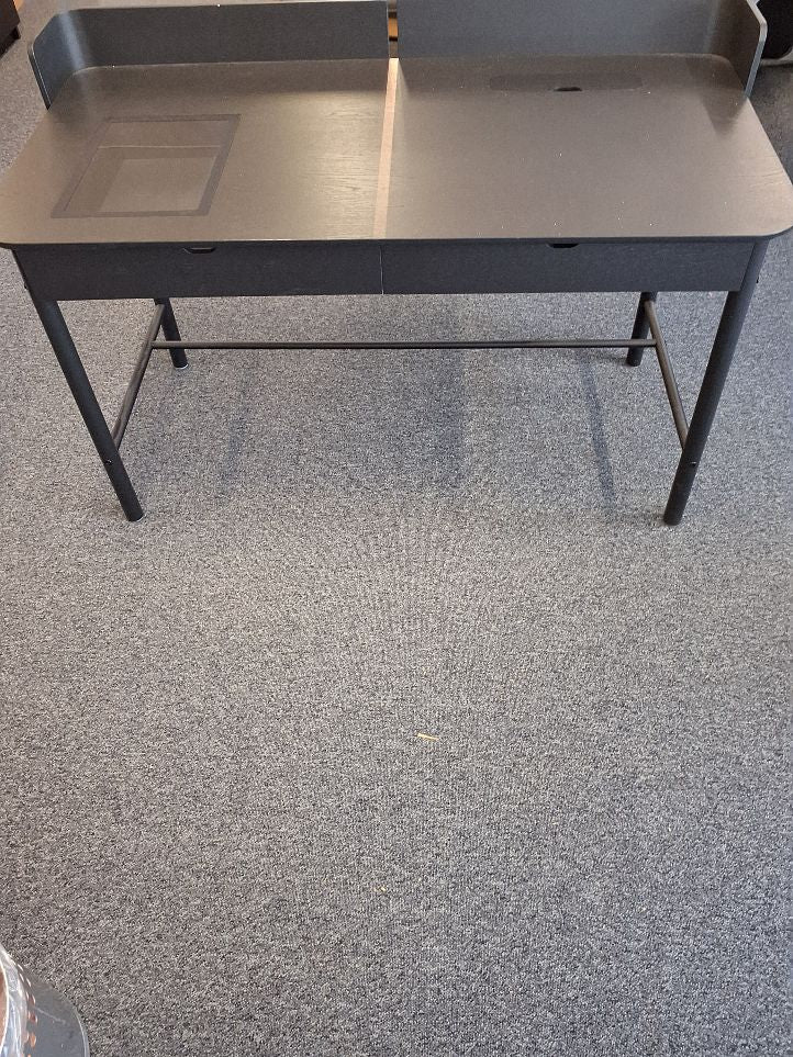 Dette er et brugt IKEA Micke skrivebord i farven sortbrun