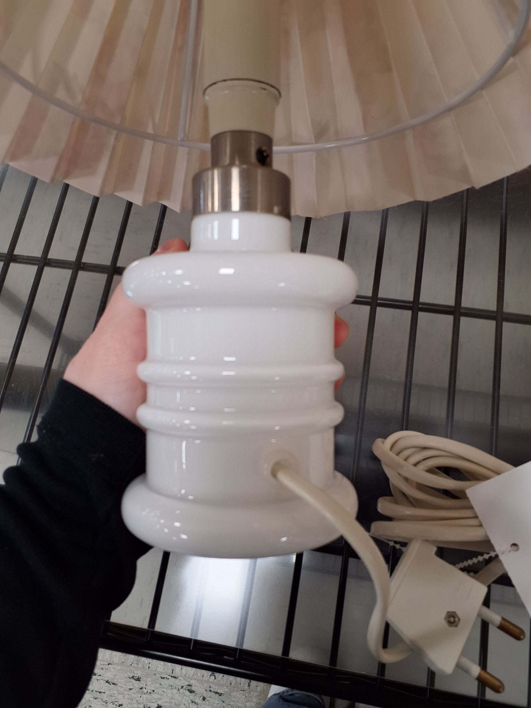 Hvid lampe m. blomstret skærm