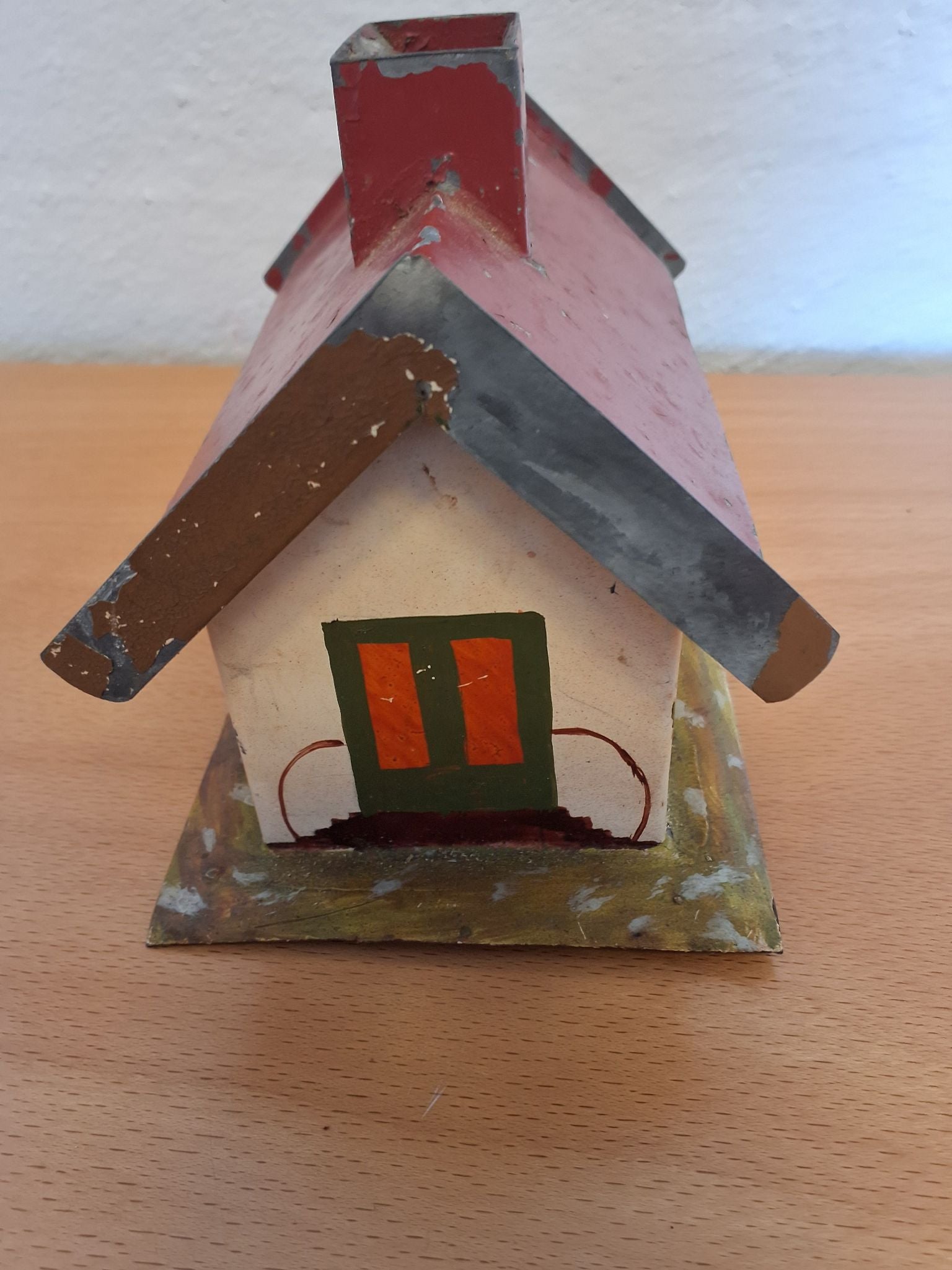 Sparebøsse - formet som hus fra 1946 - 1960