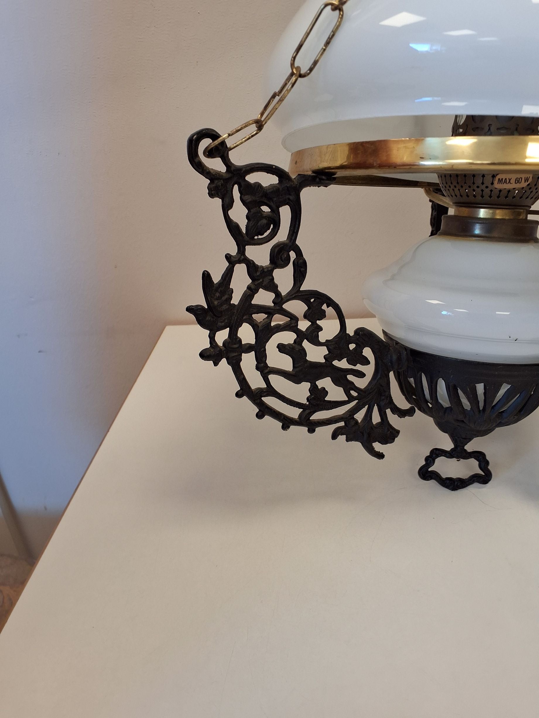 Loftslampe med hvid glas skærm