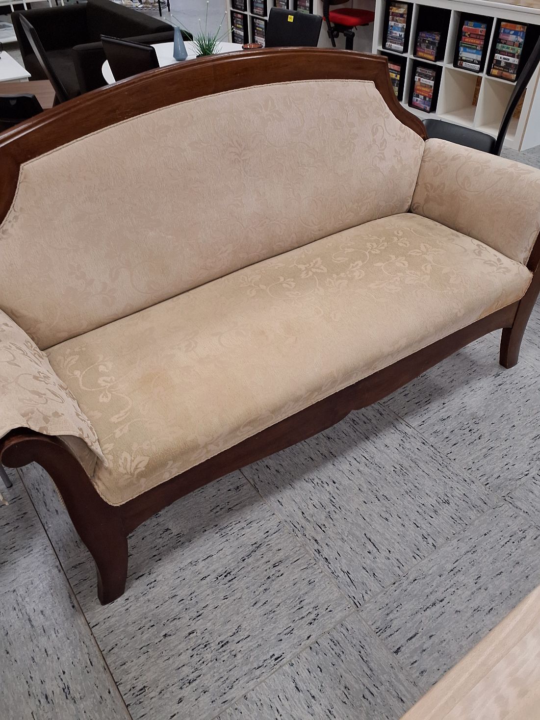 Klassisk sofa med høj ryk