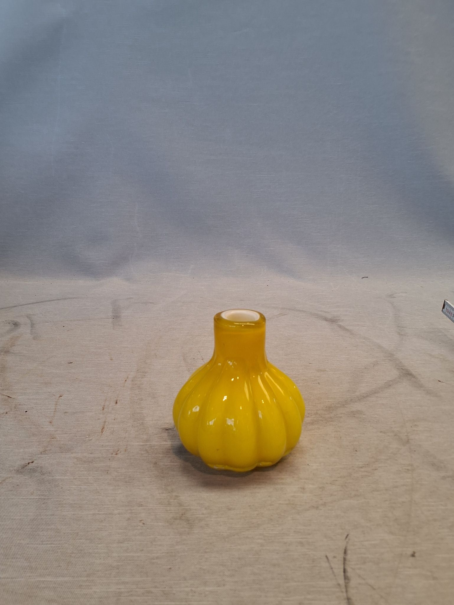 Gul lille vase