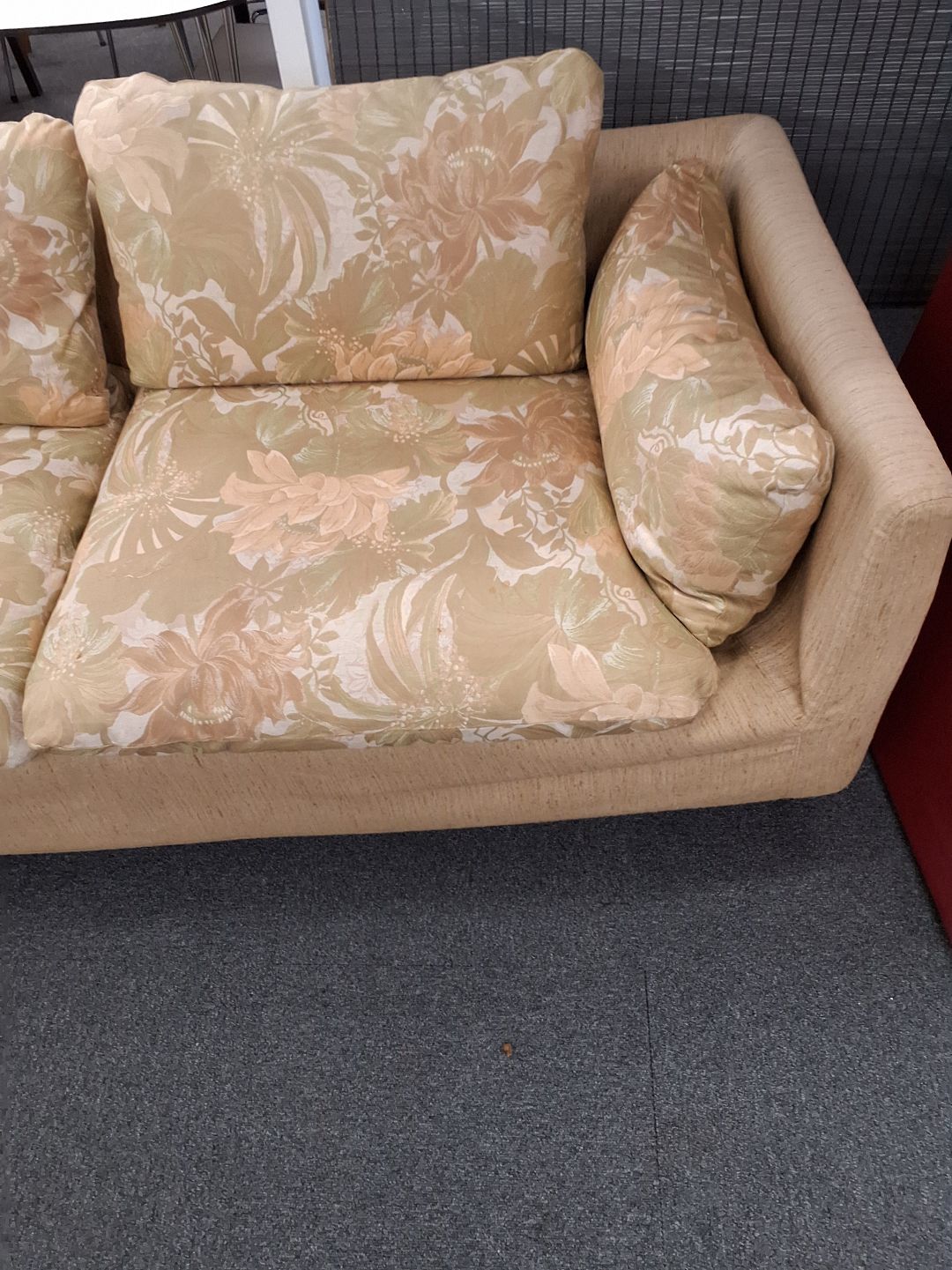 3 persons sofa i lyst blomstret stof