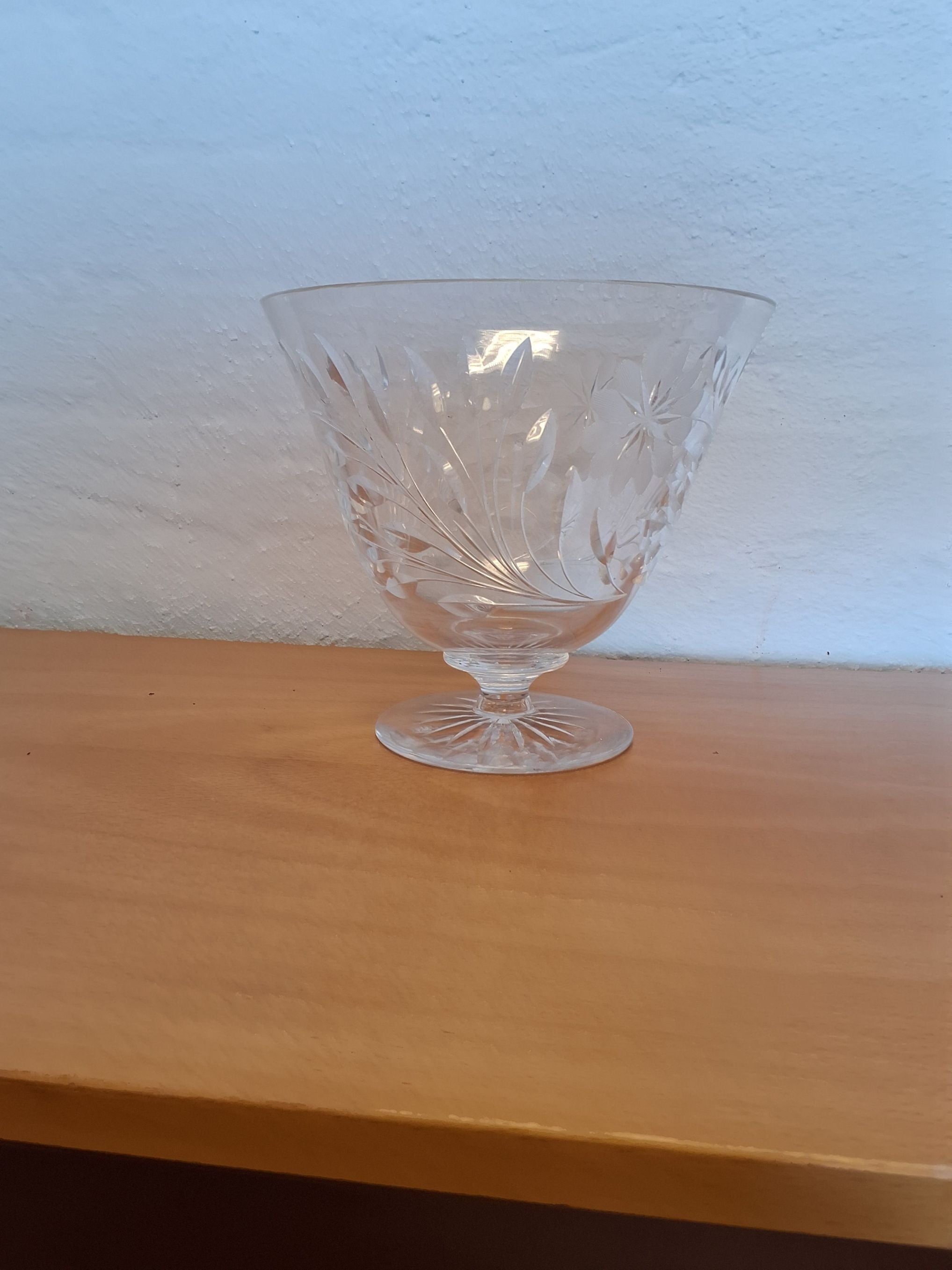 Glas vase/skål med slebet blomstermotiv