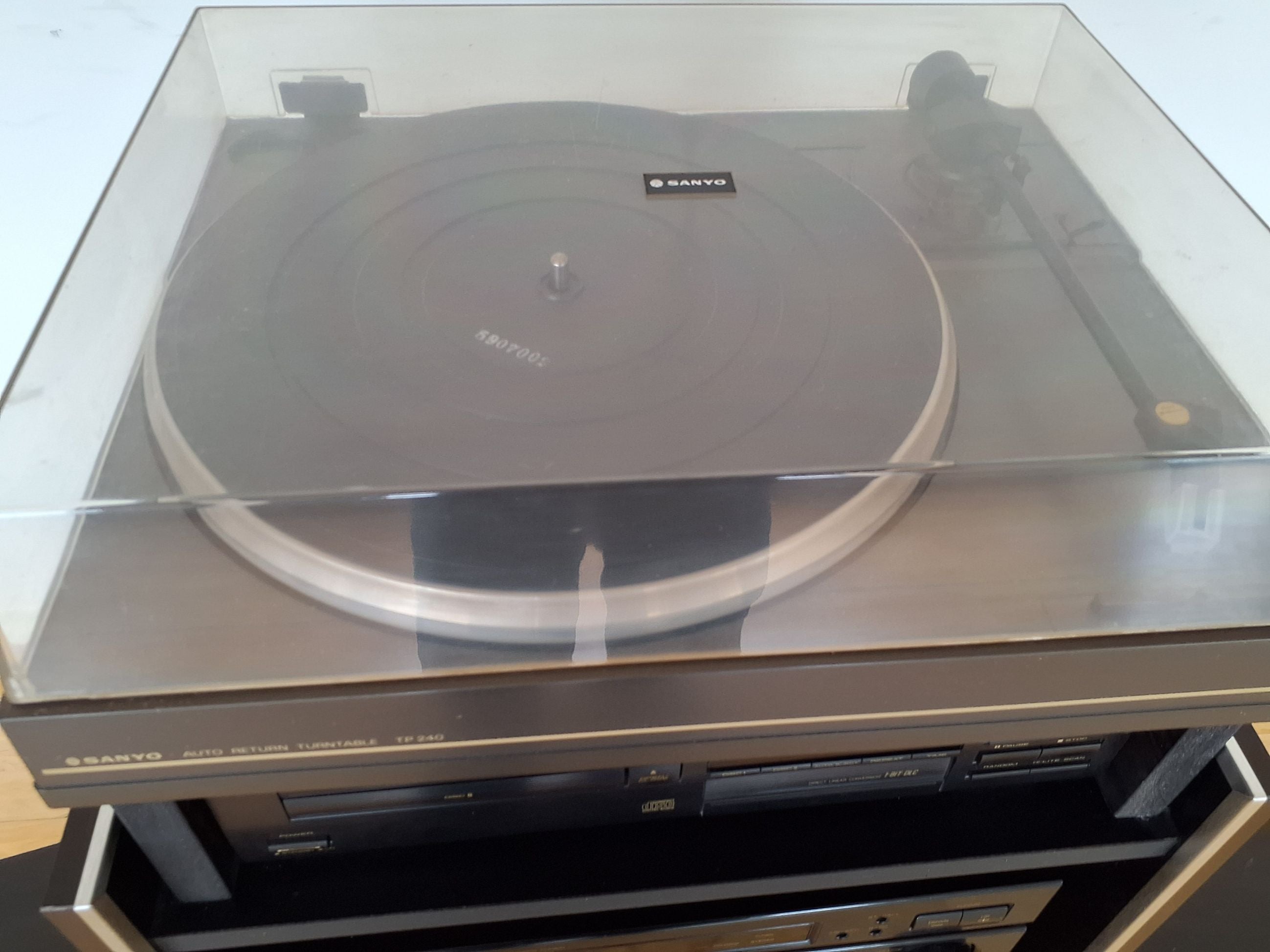 Hi-fi anlæg komplet i reol på hjul