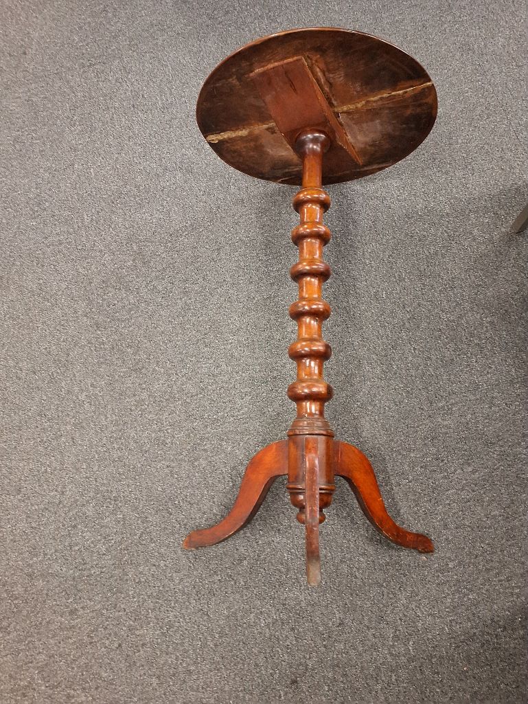 Sidebord i mørkt træ
