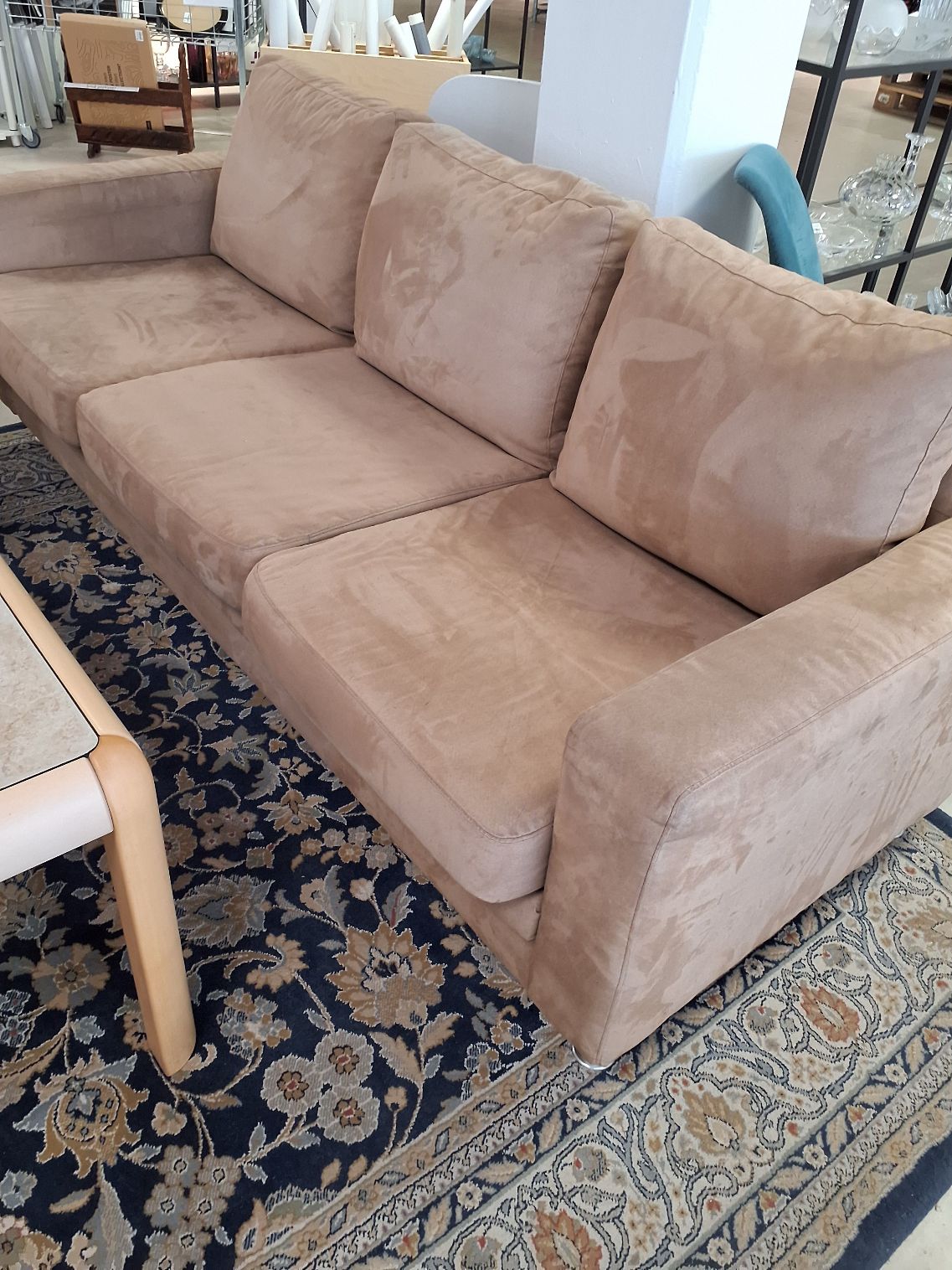 3 pers. Sofa med lækkert fløjsblød materiale