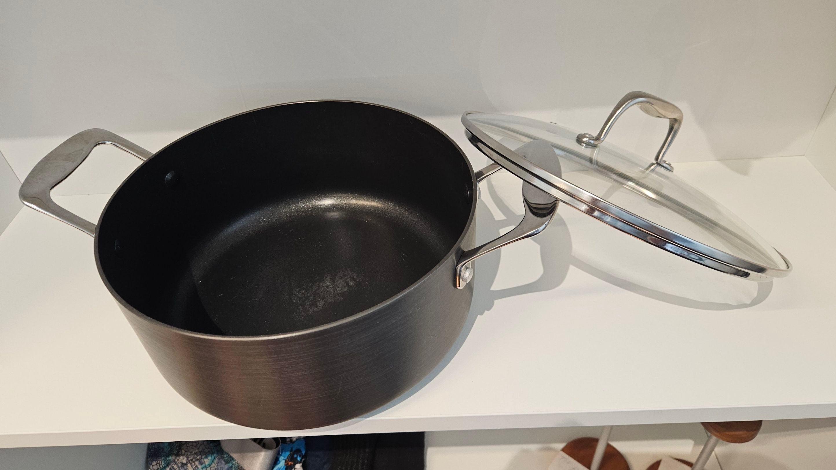 Sort gryde med glaslåg