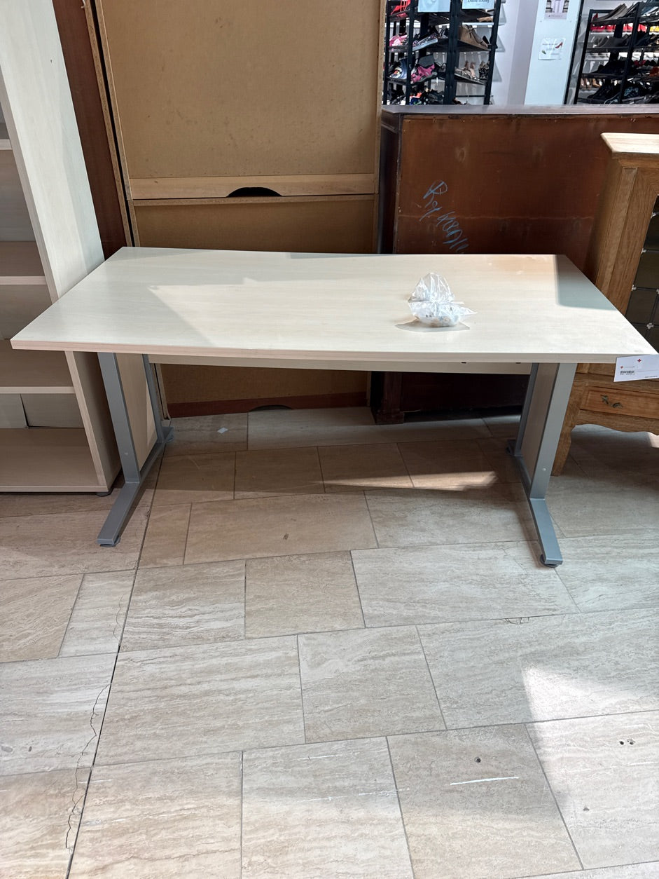 Skrivebord lyst træ