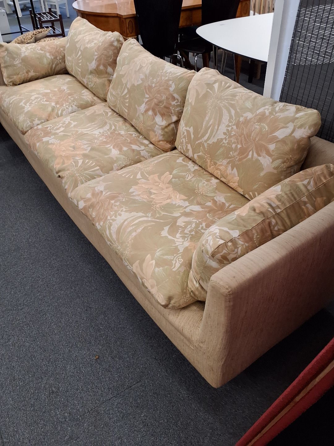 3 persons sofa i lyst blomstret stof