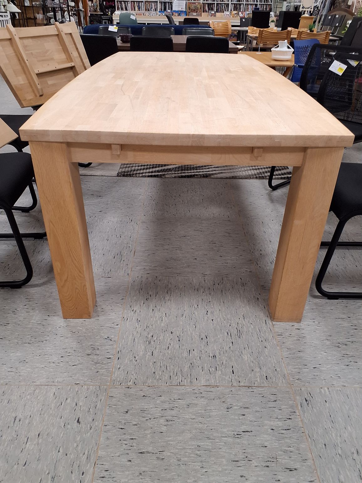 Massivt spisebord med 2 plader