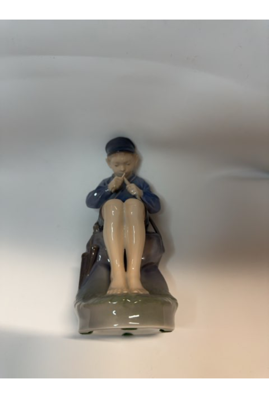 Figur drengen der snitter "Royal Copenhagen "