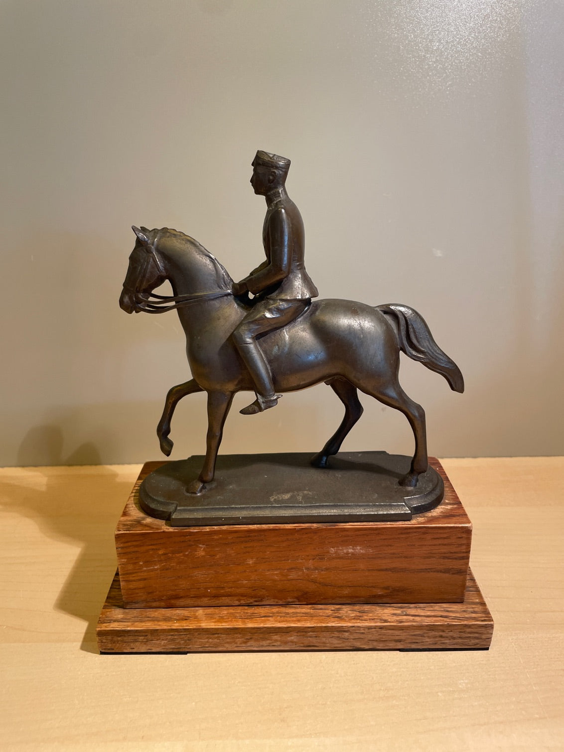 Christian X til hest. Bronzeskulptur