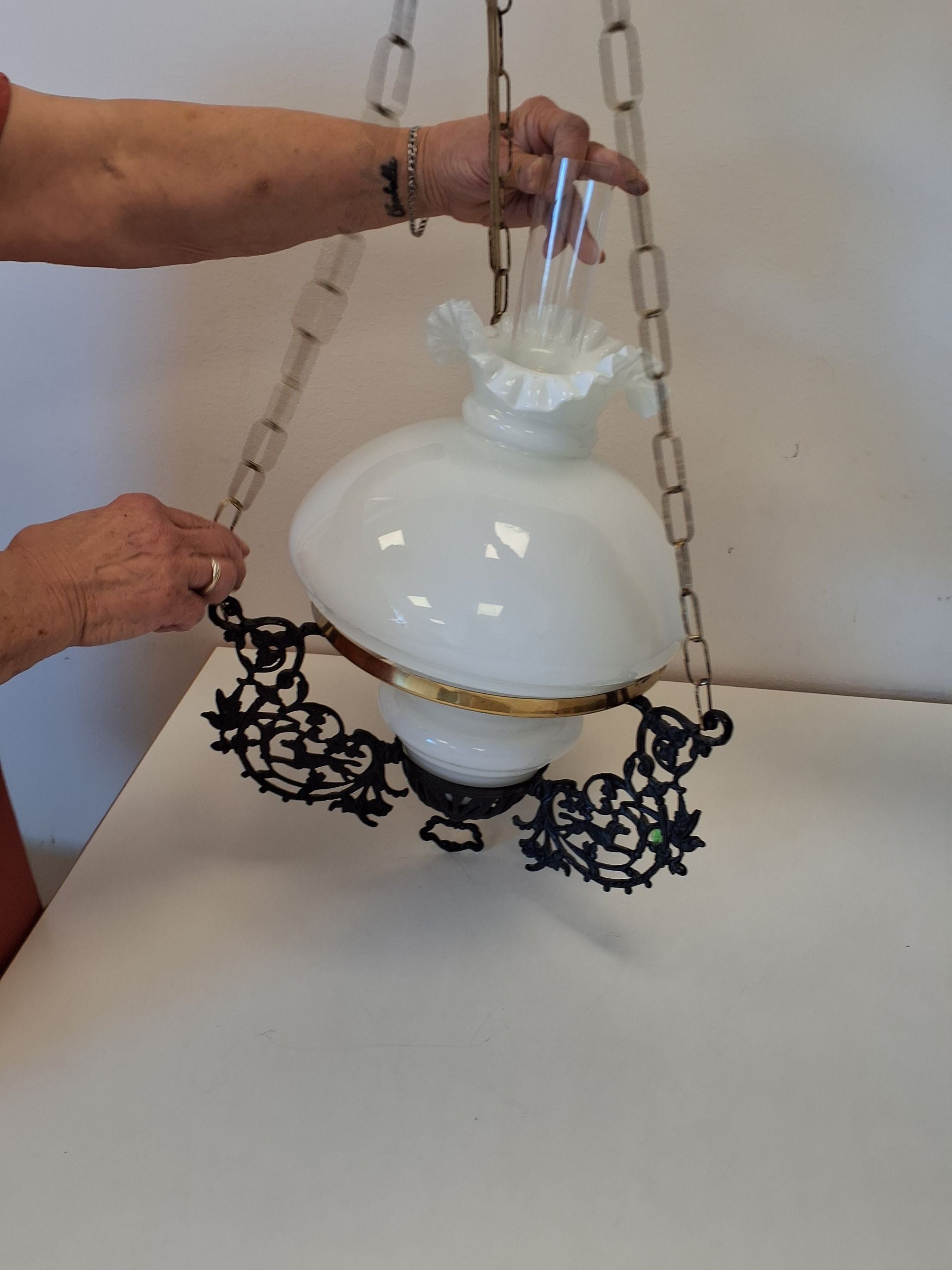 Loftslampe med hvid glas skærm