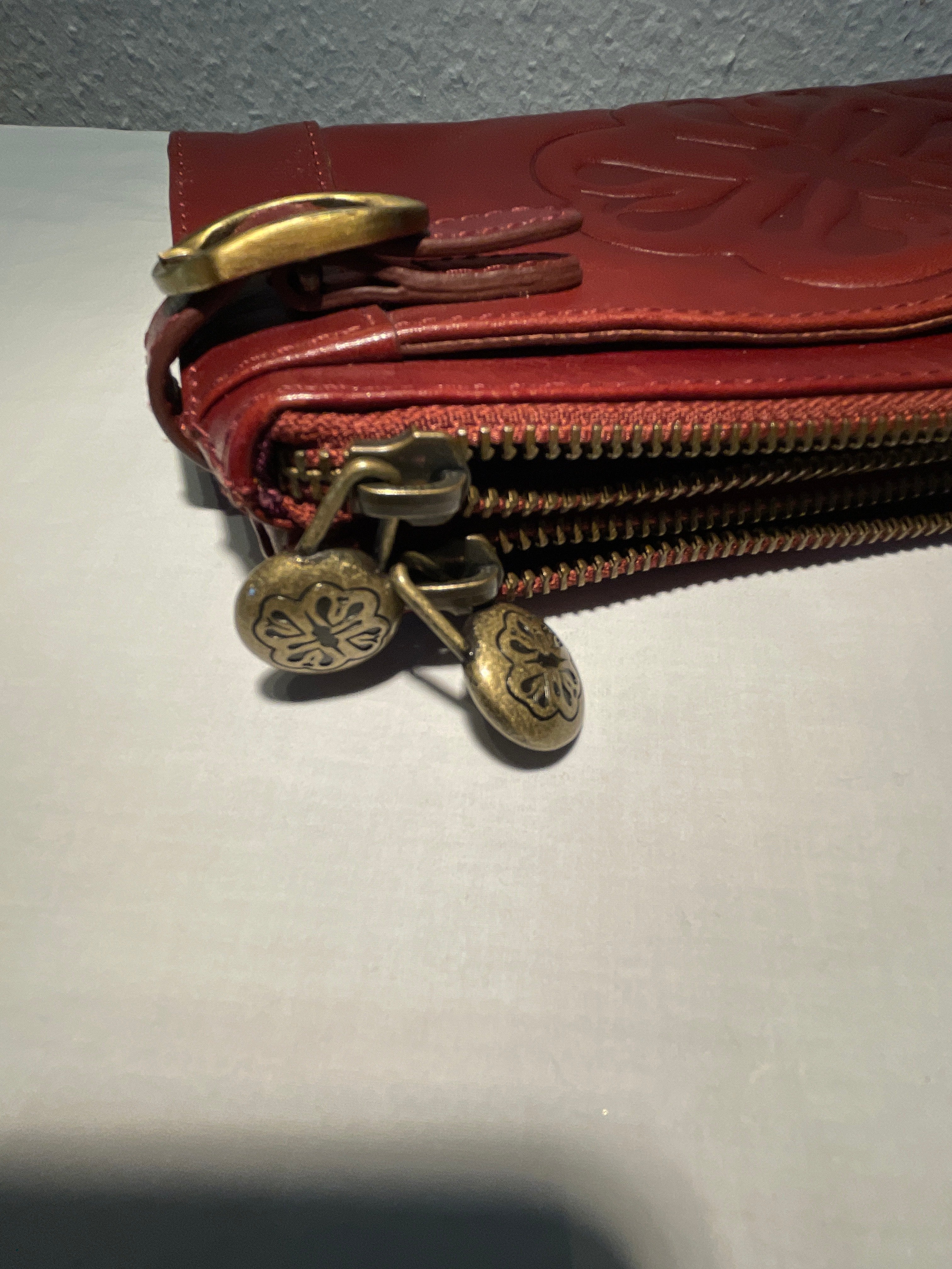 Mischa Barton clutch