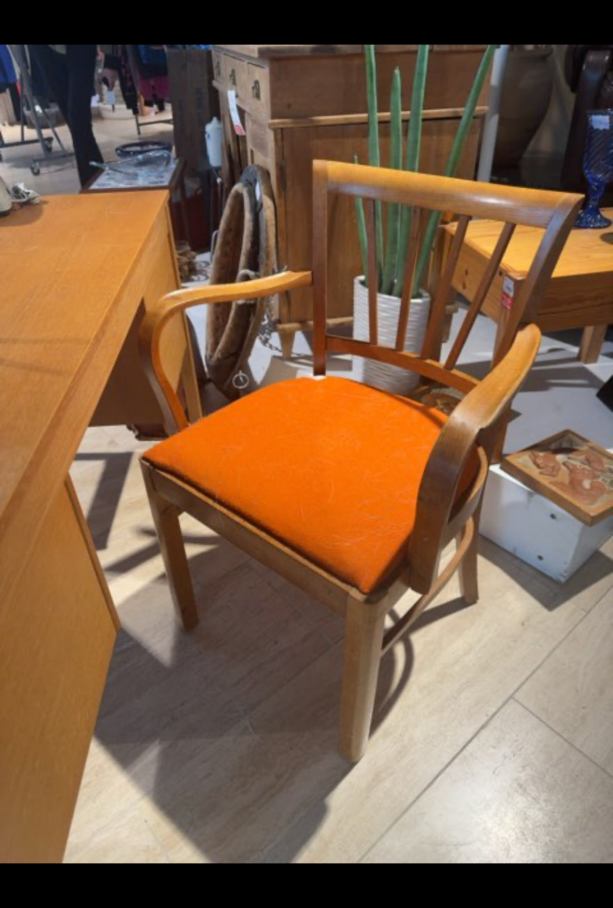 Stol i træ med orange betræk