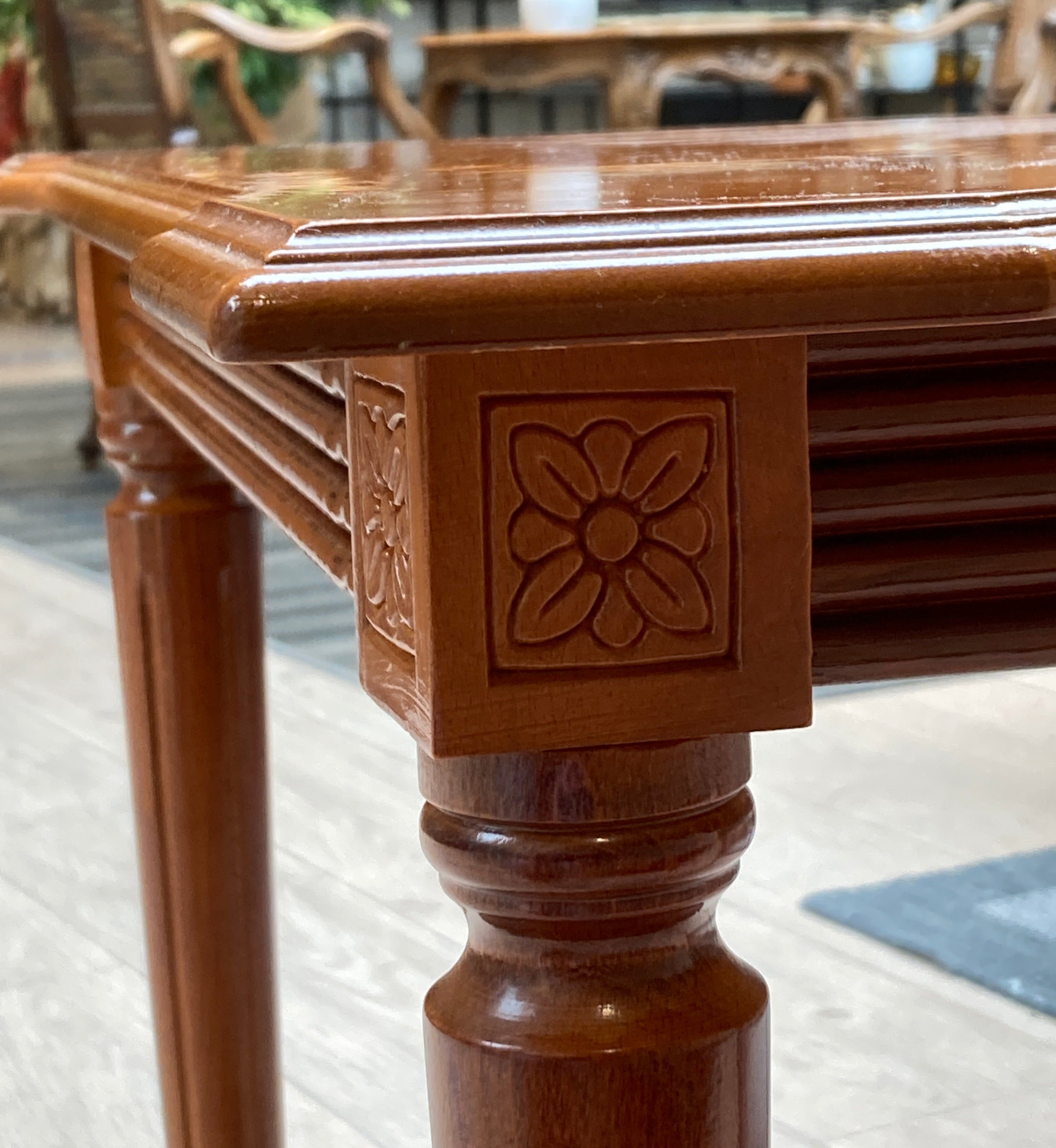 Bord med blomst detalje