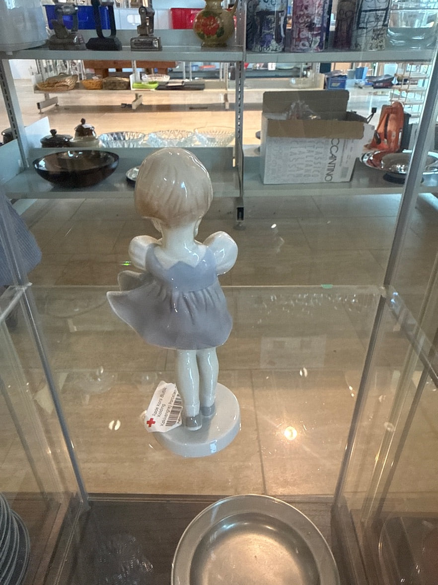 Figur pigen med blomsten