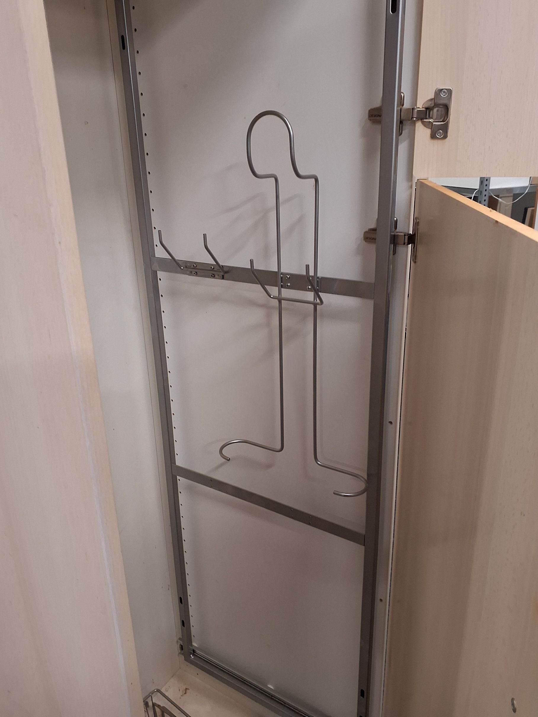 Højskab med mange muligheder