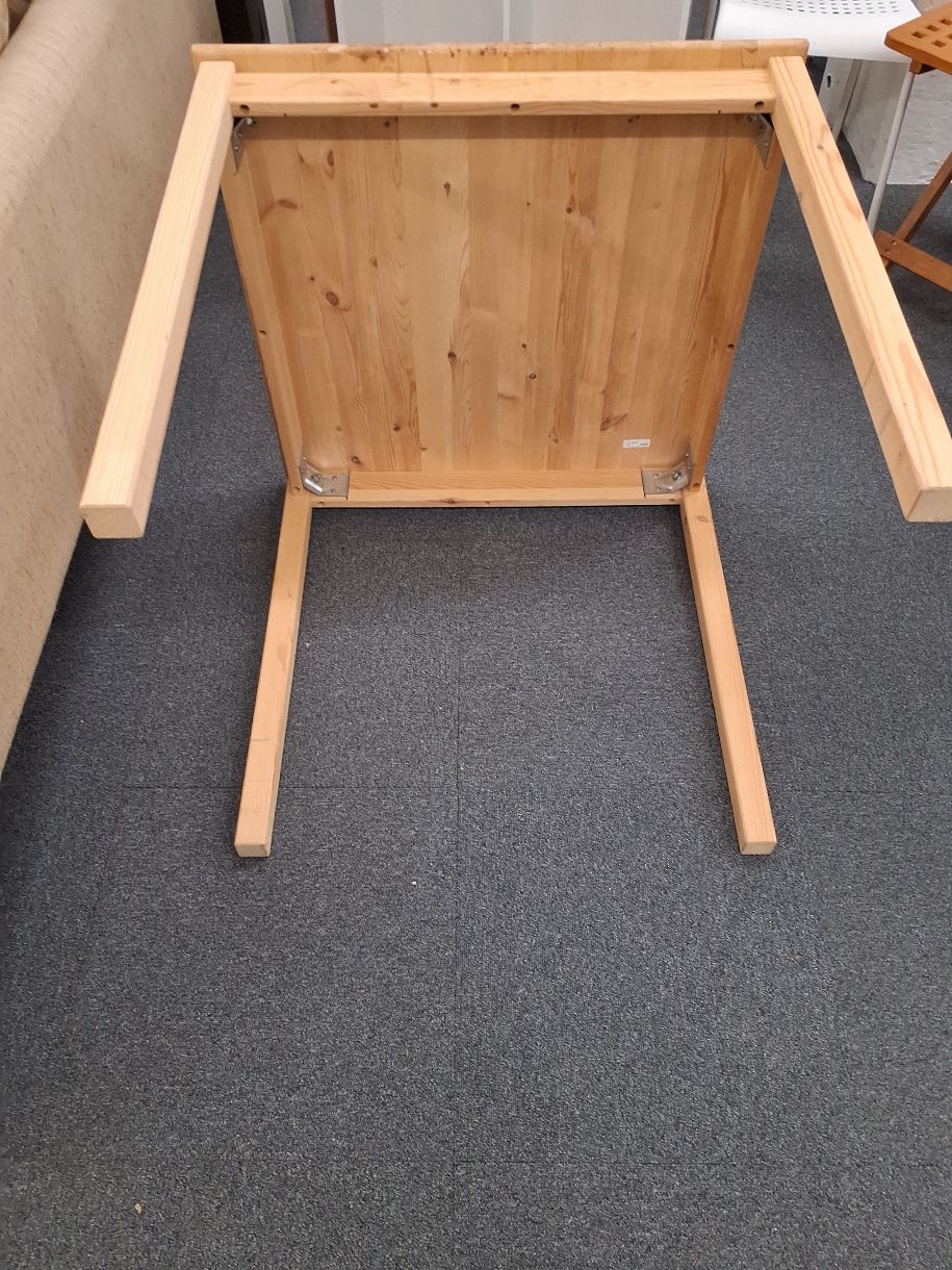 Spisebord i massivt træ