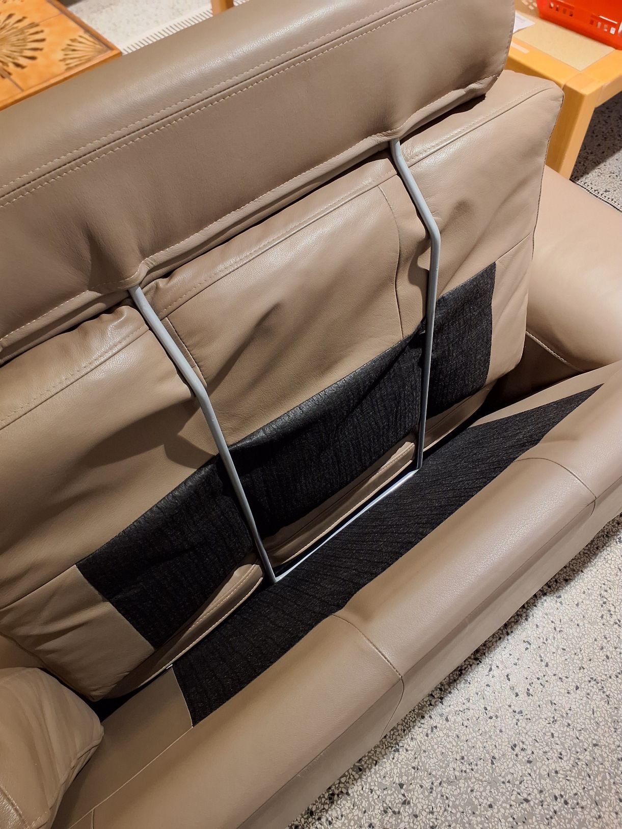(4300) Grå sofa