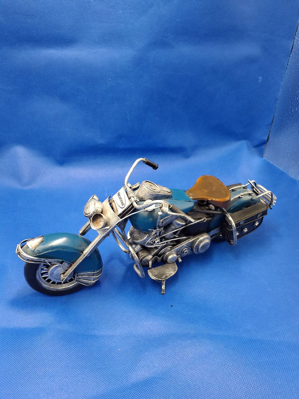 Modelmotorcykel i blå blik/metal