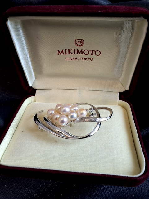Mikimoto broche