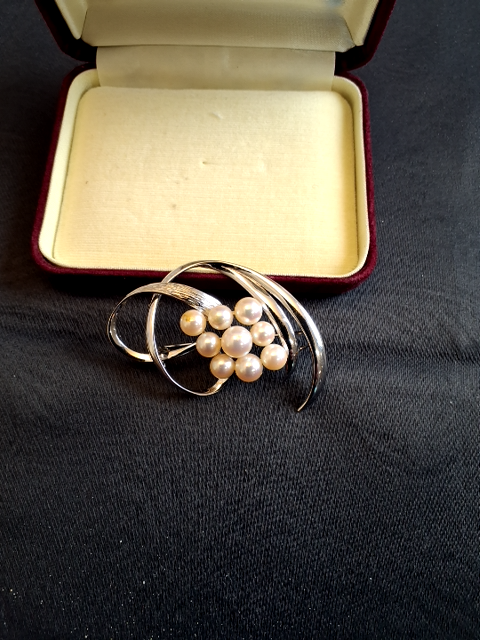 Mikimoto broche