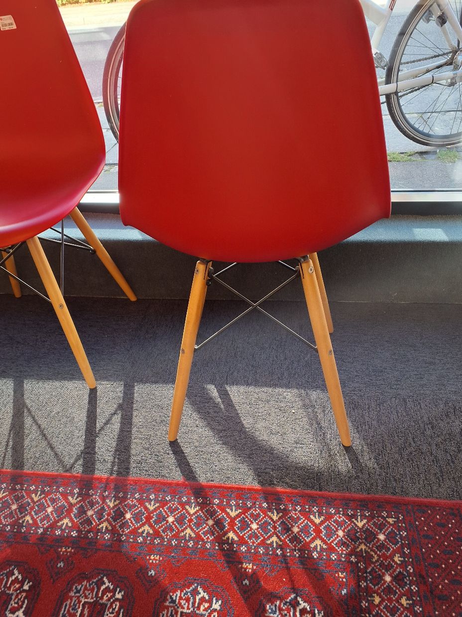 Rød "Eames" spisestestol