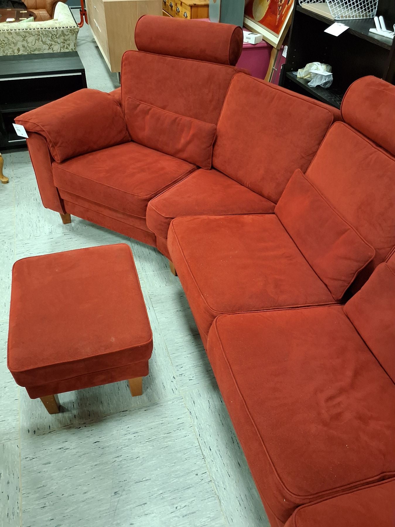 Rød 4-5 pers sofa m skammel