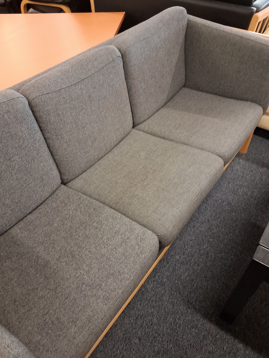 Grå sofa