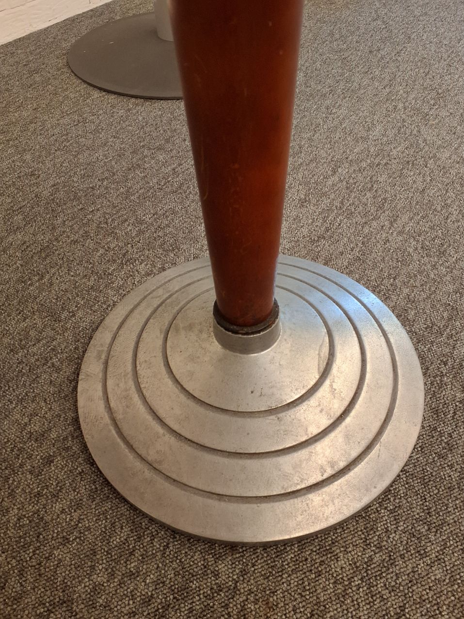 Cafébord med grå laminat, træben og metalfod - 7086