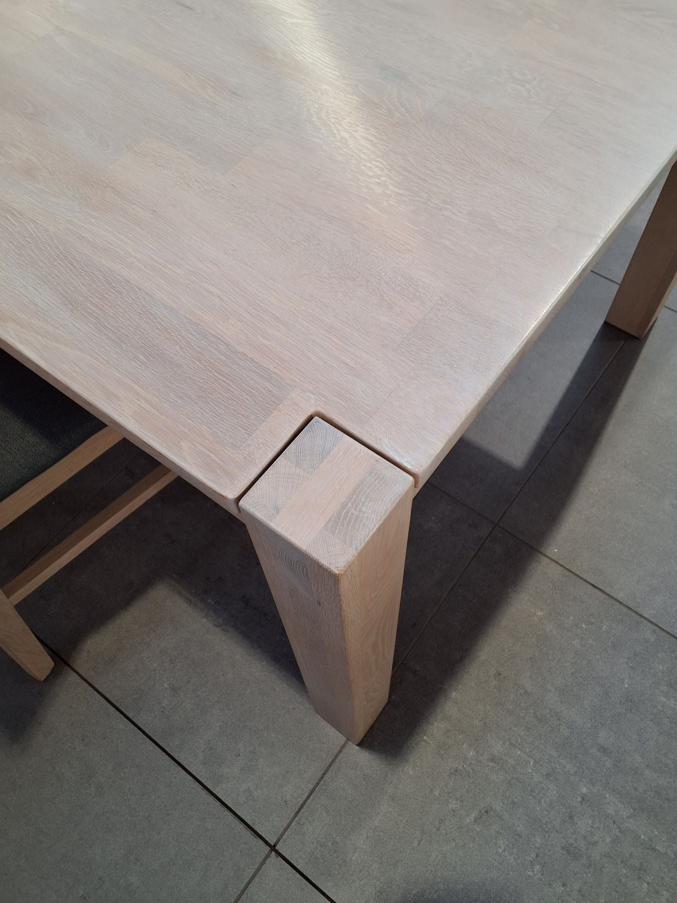 Spisebord med 2 plader / 4 stolep