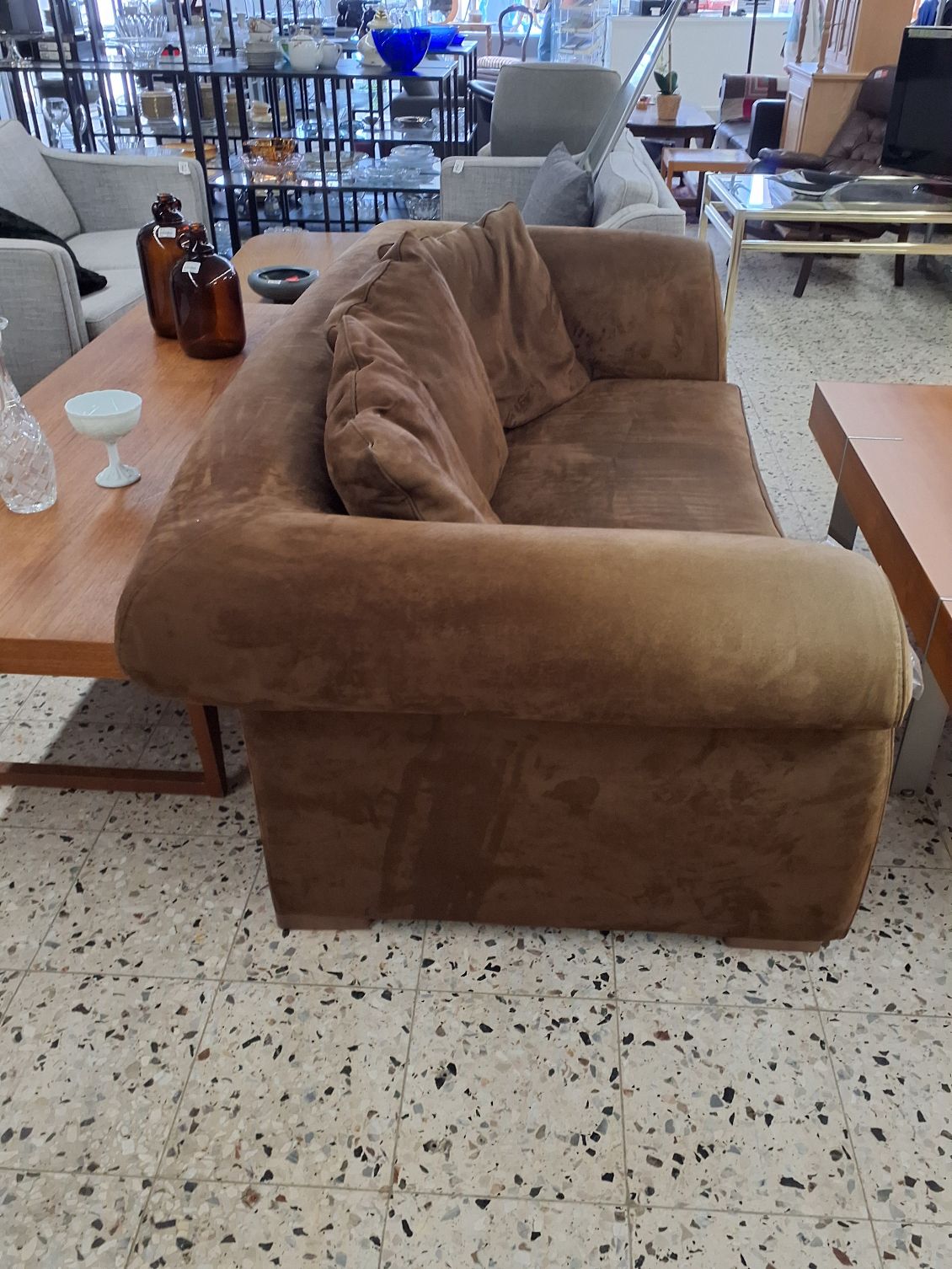 Sofa i mellembrun alcantare