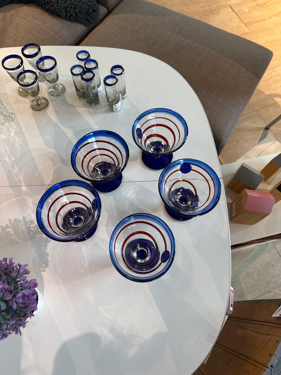 Glas i blå og brun