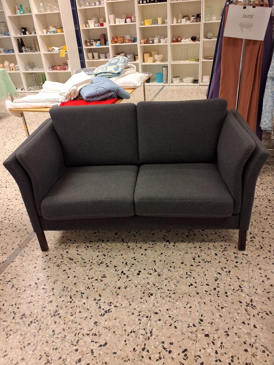 2 personers sofa. Grå