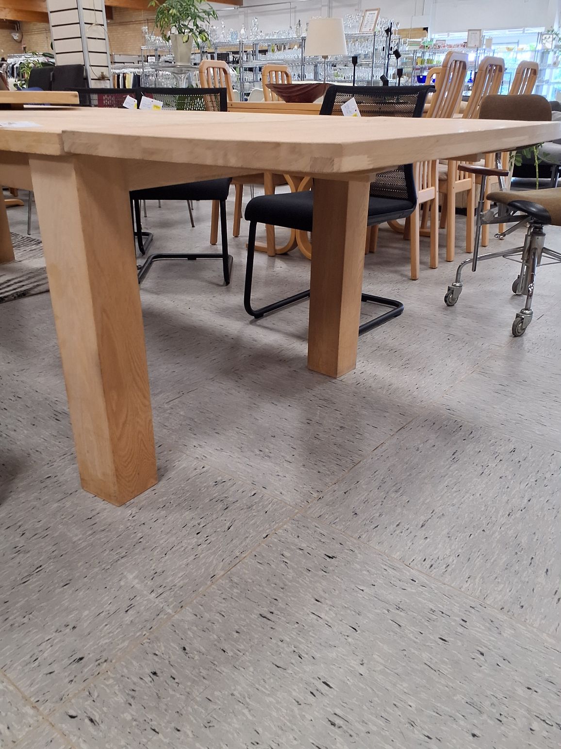 Massivt spisebord med 2 plader